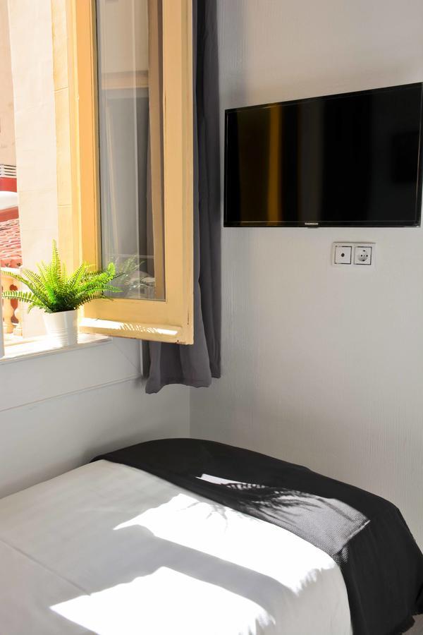 Hostal Guestped Madrid Bagian luar foto