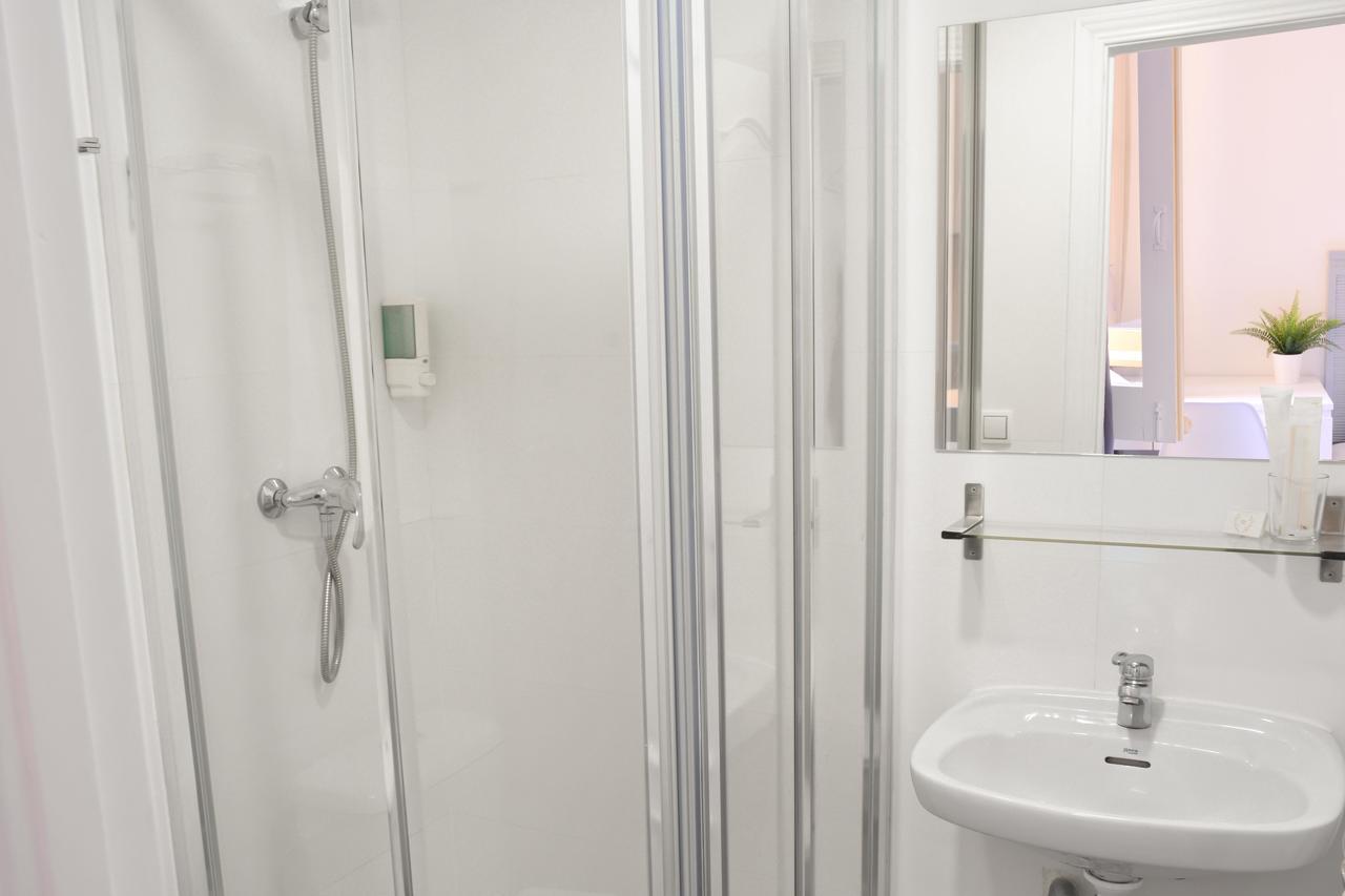 Hostal Guestped Madrid Bagian luar foto